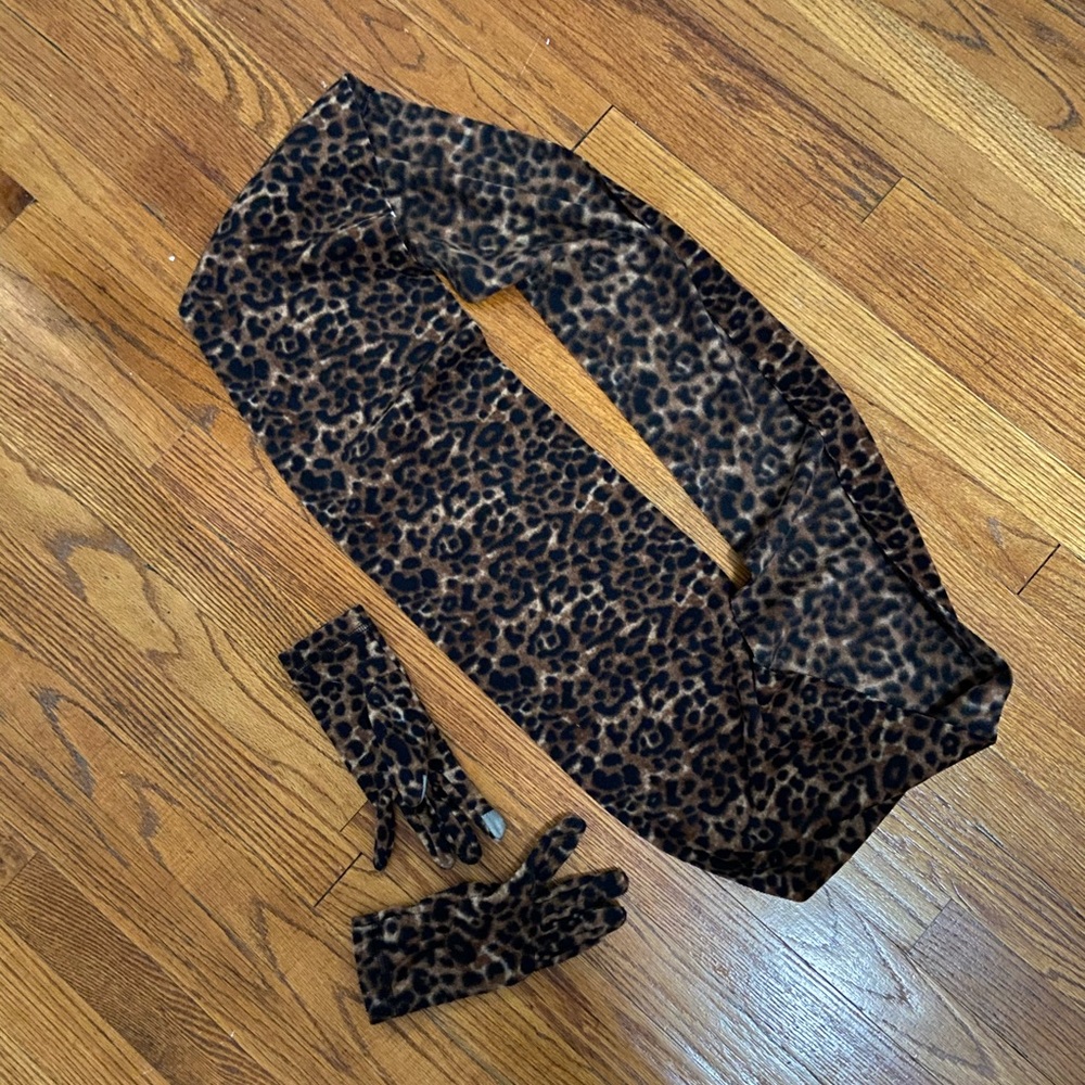 Soft fleecey cheetah scarf & gloves set